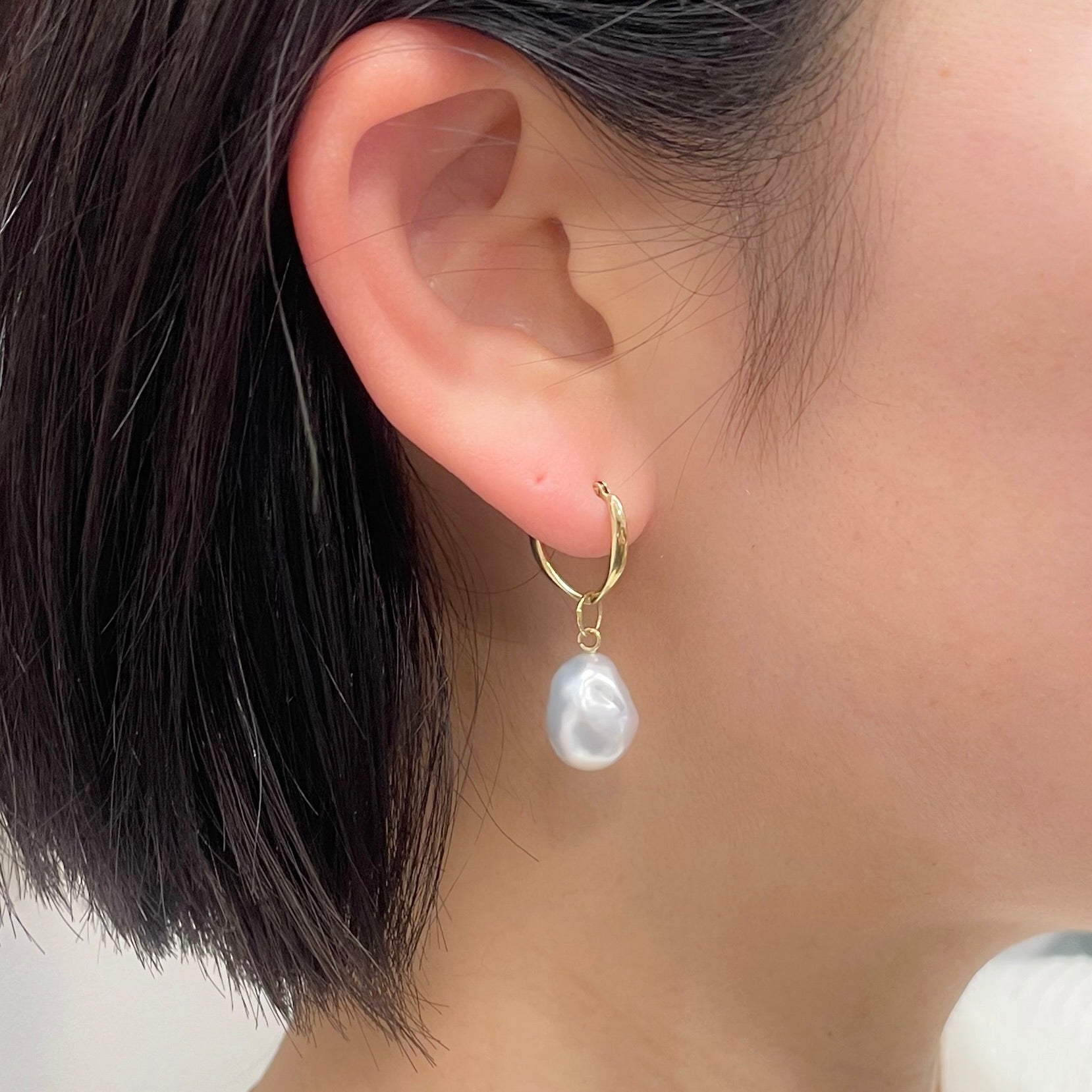 １８金製 V字クロッシングピアス