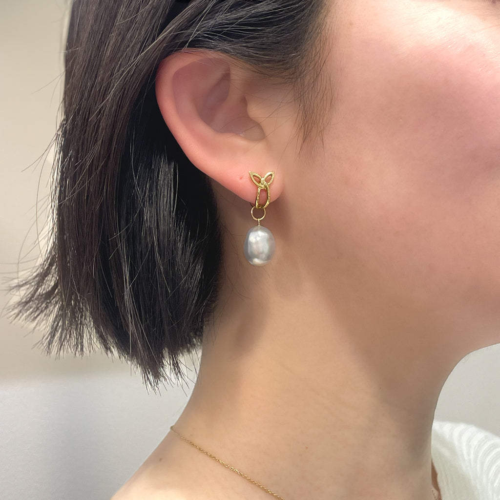 １８金製 ケルトモチーフ・クロッシングピアス