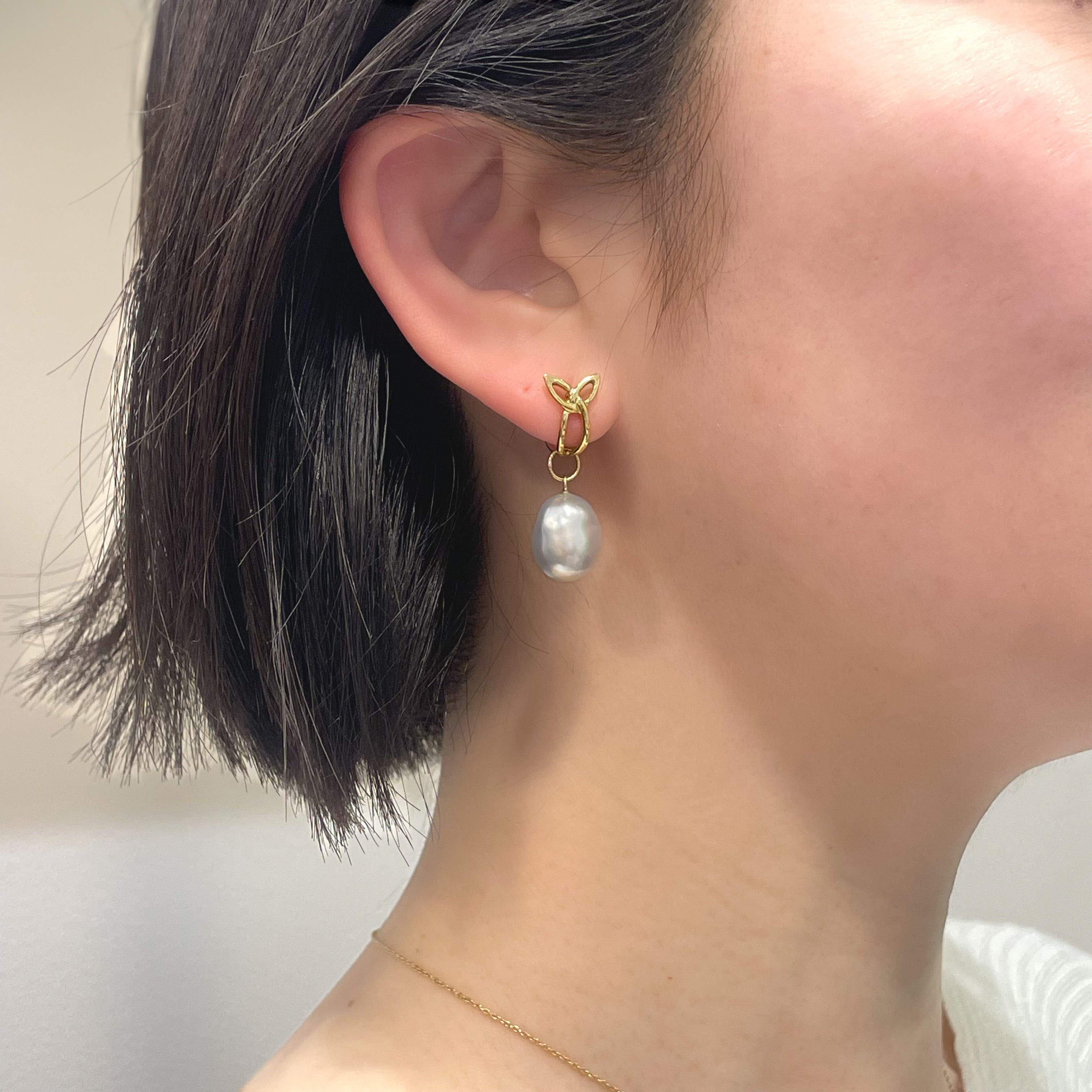 １８金製 ケルトモチーフ・クロッシングピアス