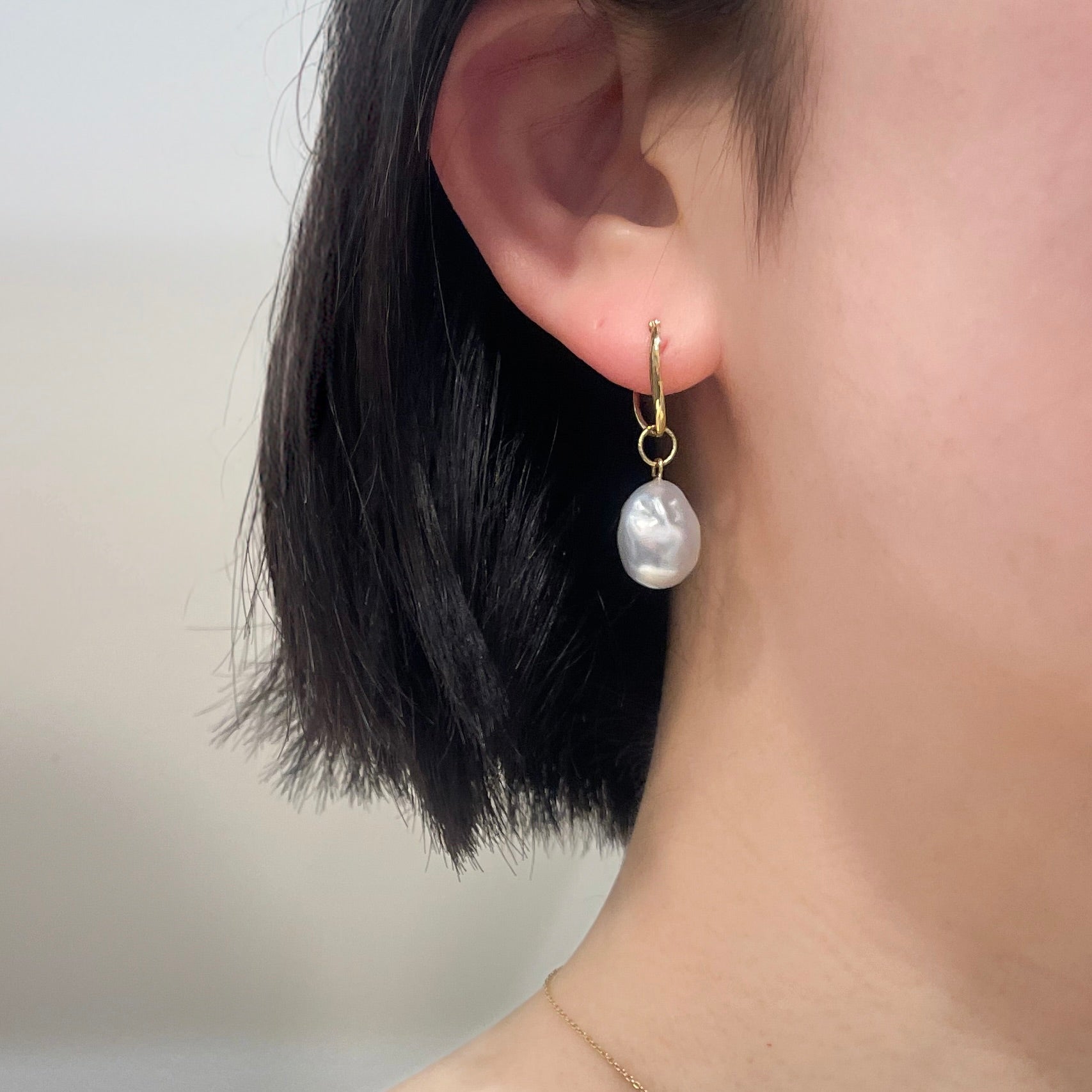 １８金製 V字クロッシングピアス