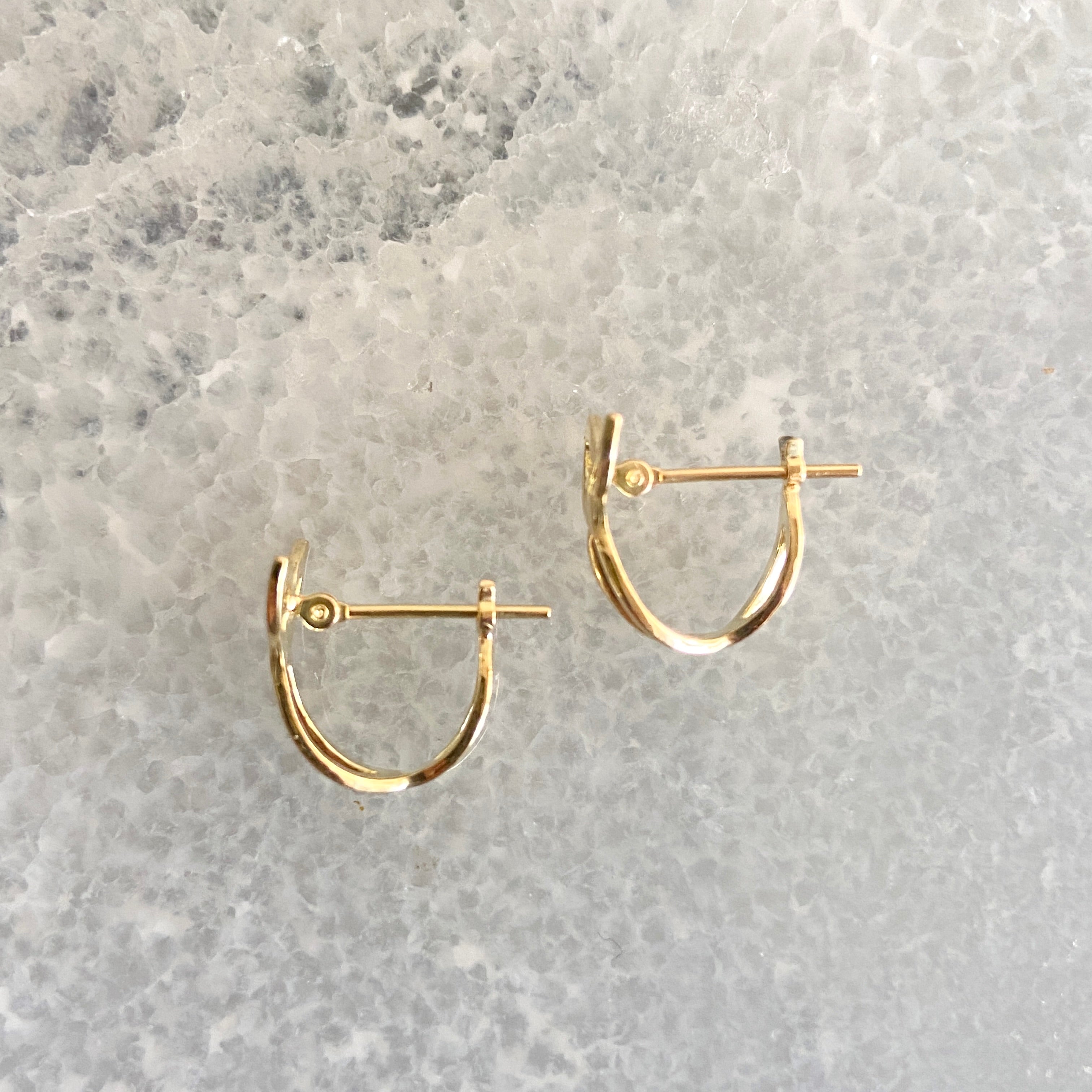 １８金製 ケルトモチーフ・クロッシングピアス