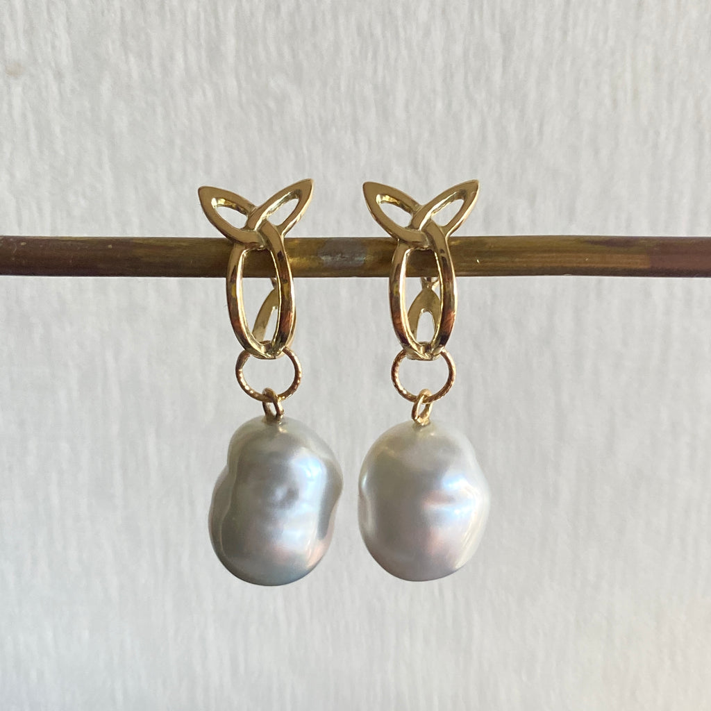 １８金製 ケルトモチーフ・クロッシングピアス