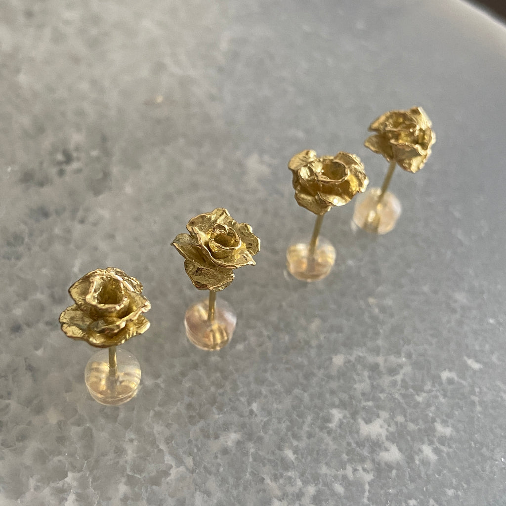 １８金製 薔薇のキャッチピアス