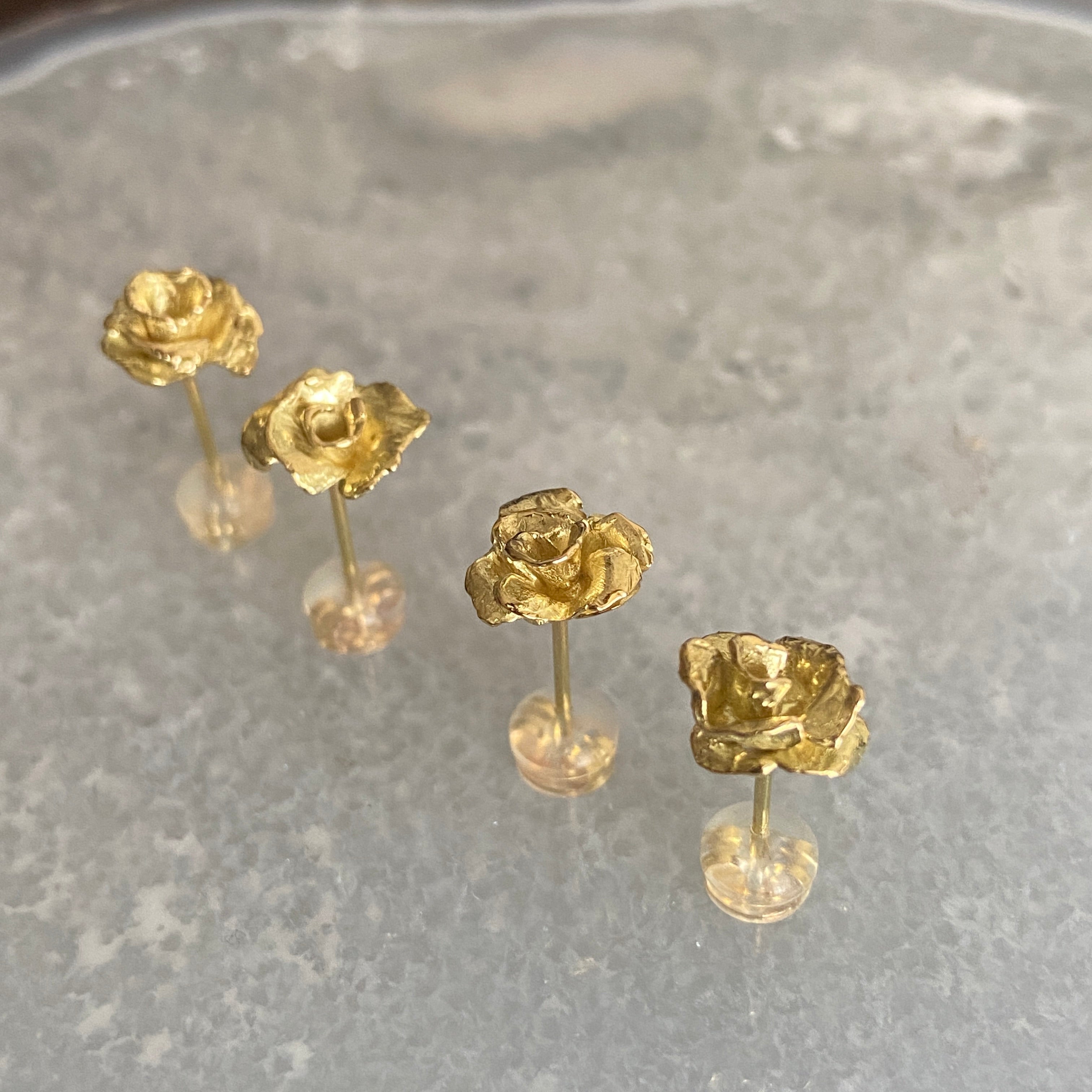 １８金製 薔薇のキャッチピアス