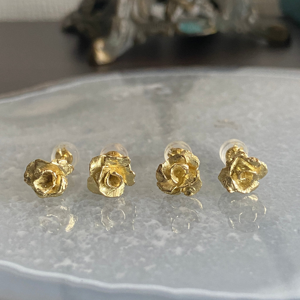 １８金製 薔薇のキャッチピアス