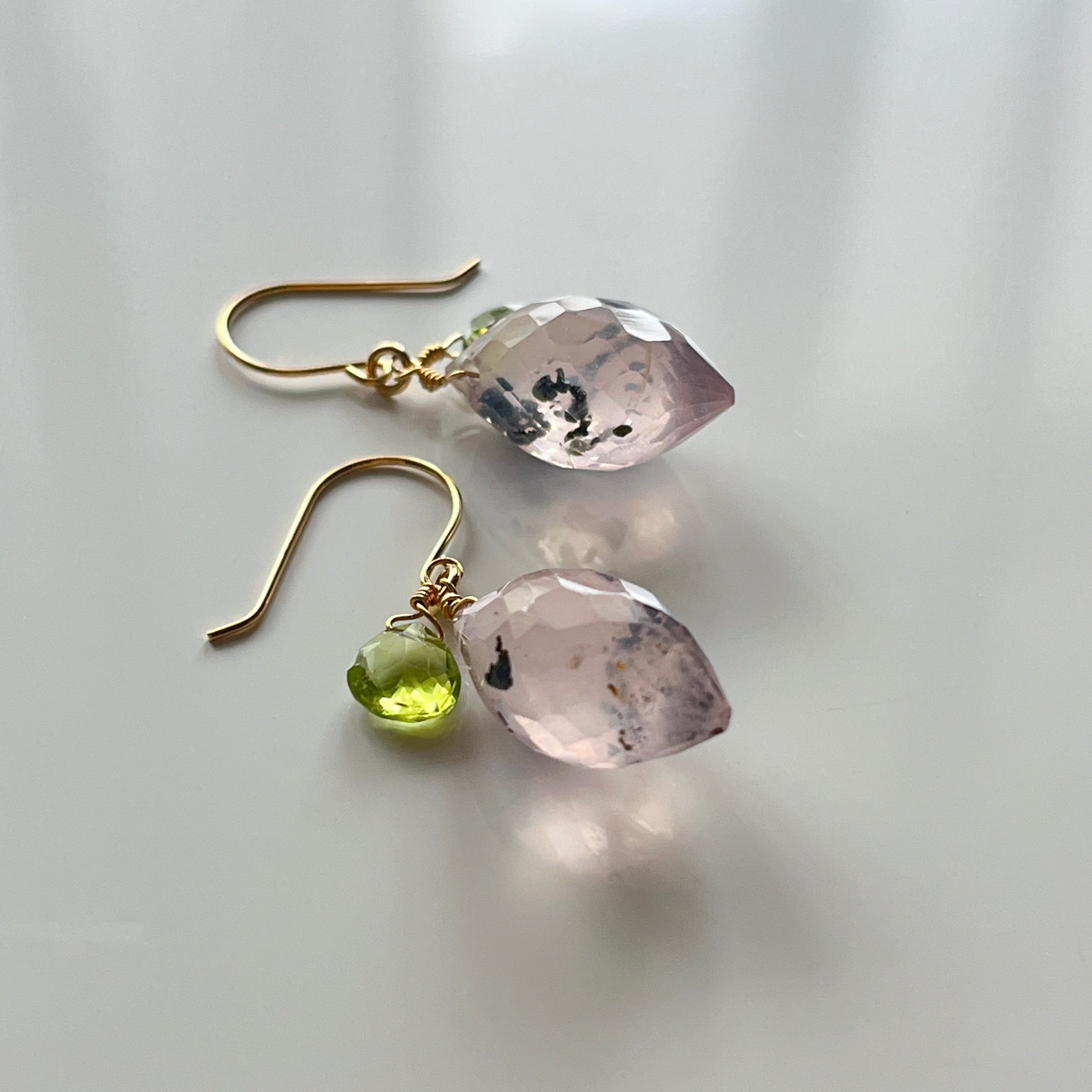 K18ピンクダルメシアン×ペリドット・ショートピアス【一点限り・金具選択可】