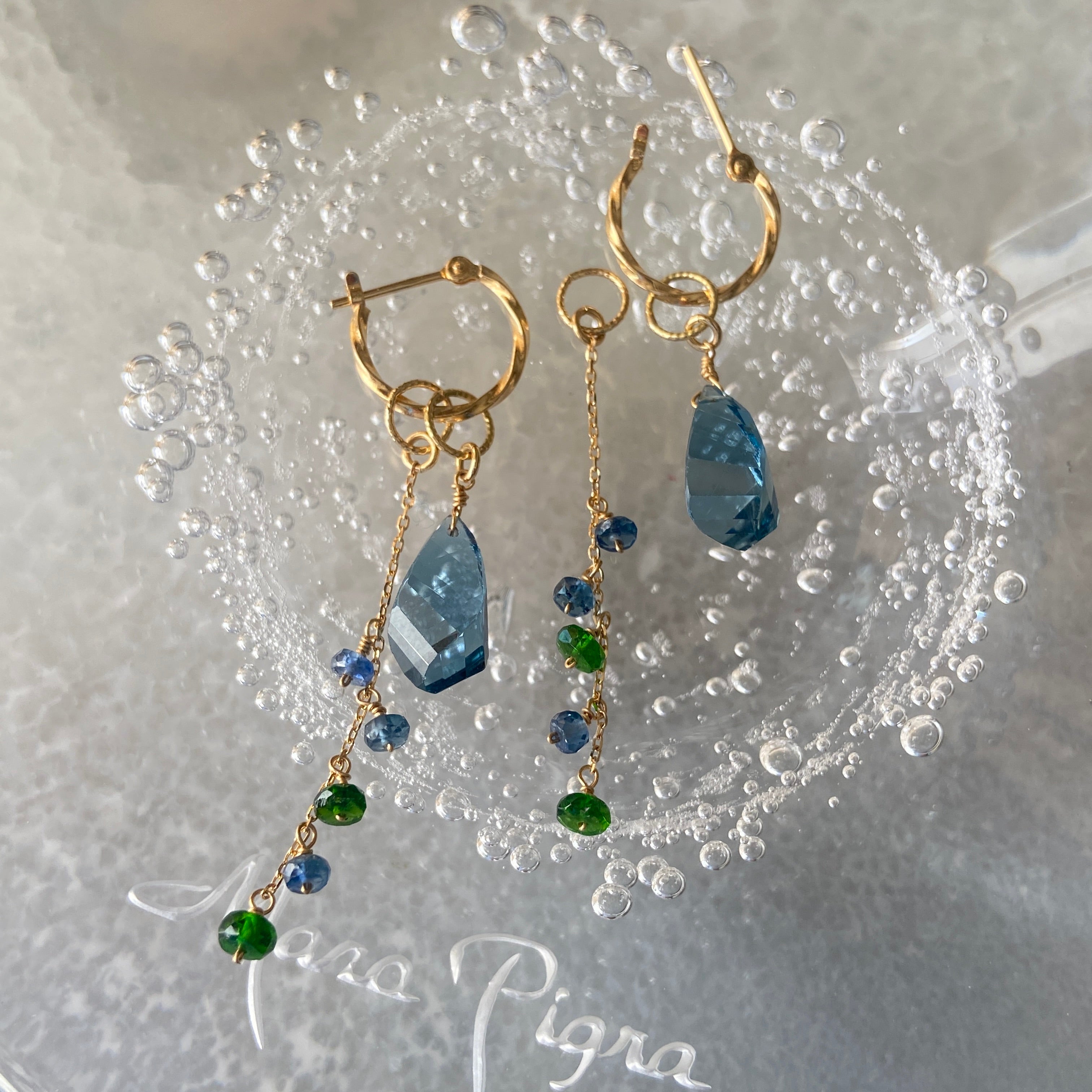 １８金製ツイストクロッシングピアス