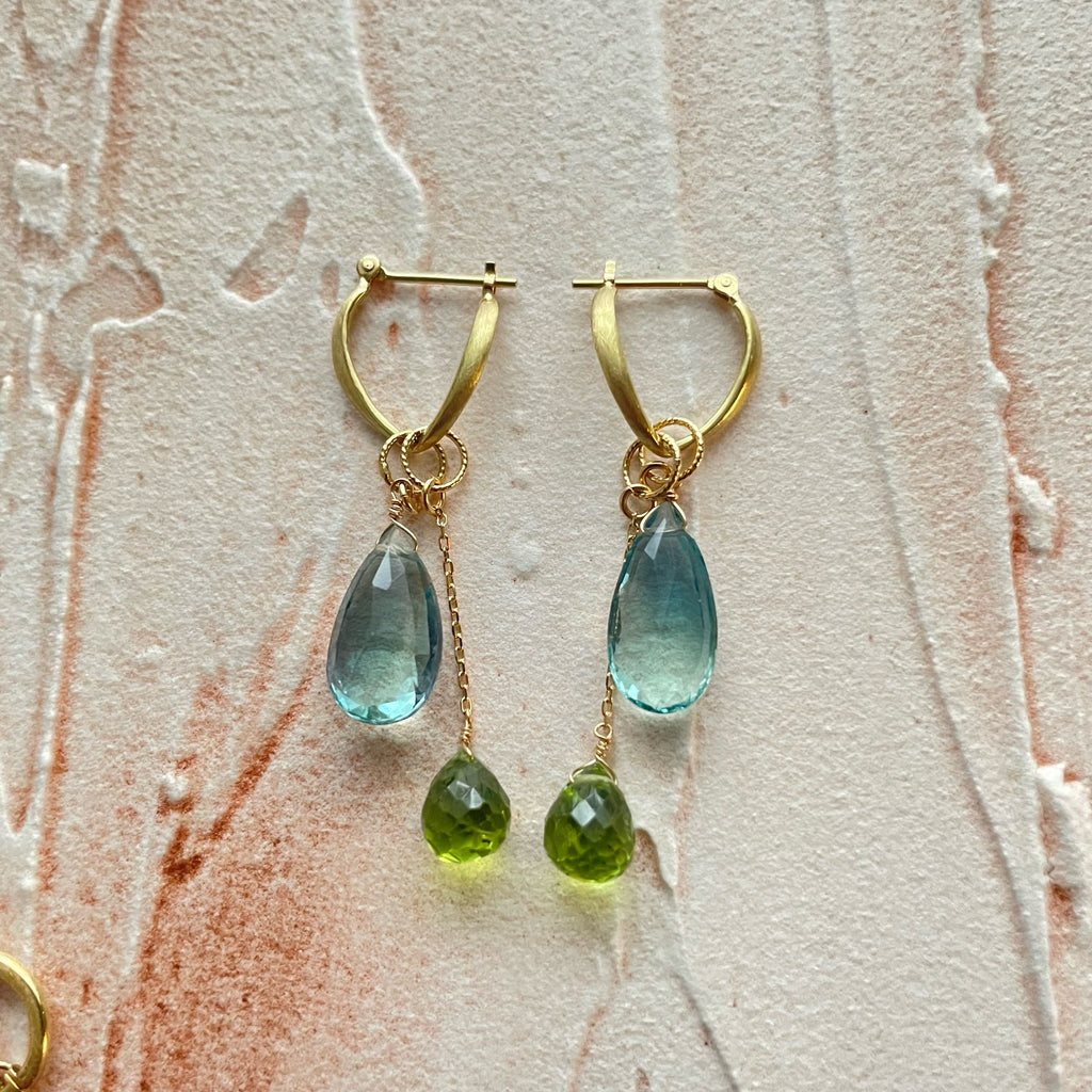 １８金製 V字クロッシングピアス