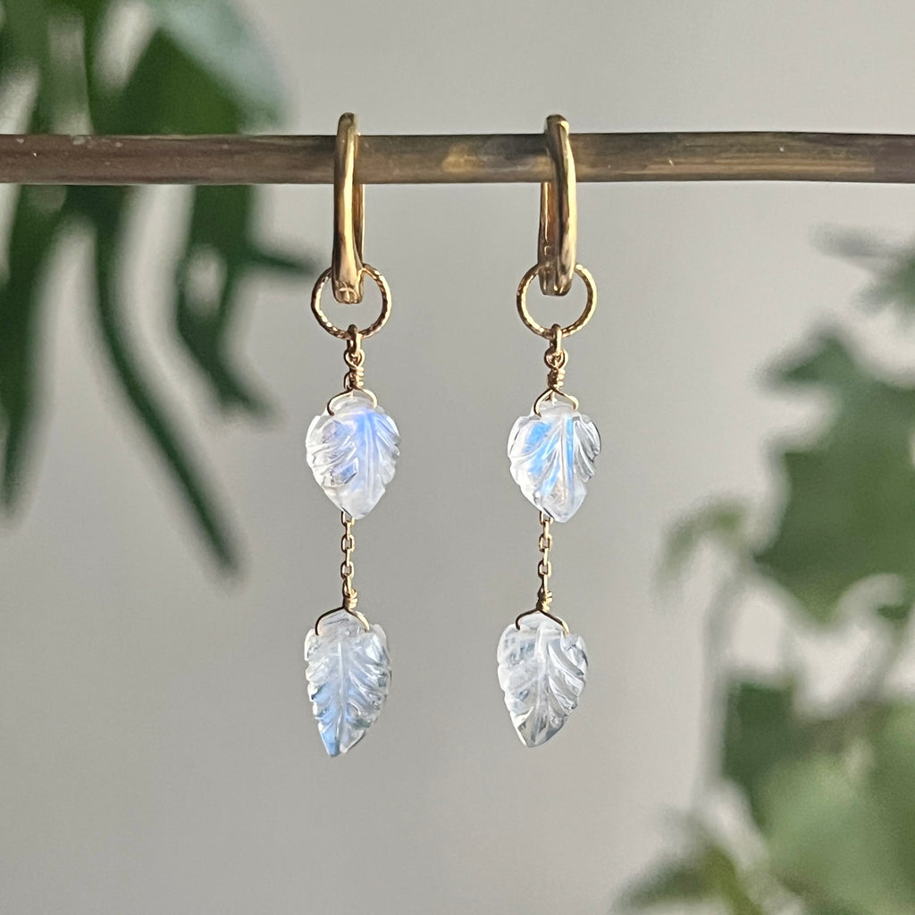 K18ムーンストーン・リーフカット・セミロングタイプ・チャーム