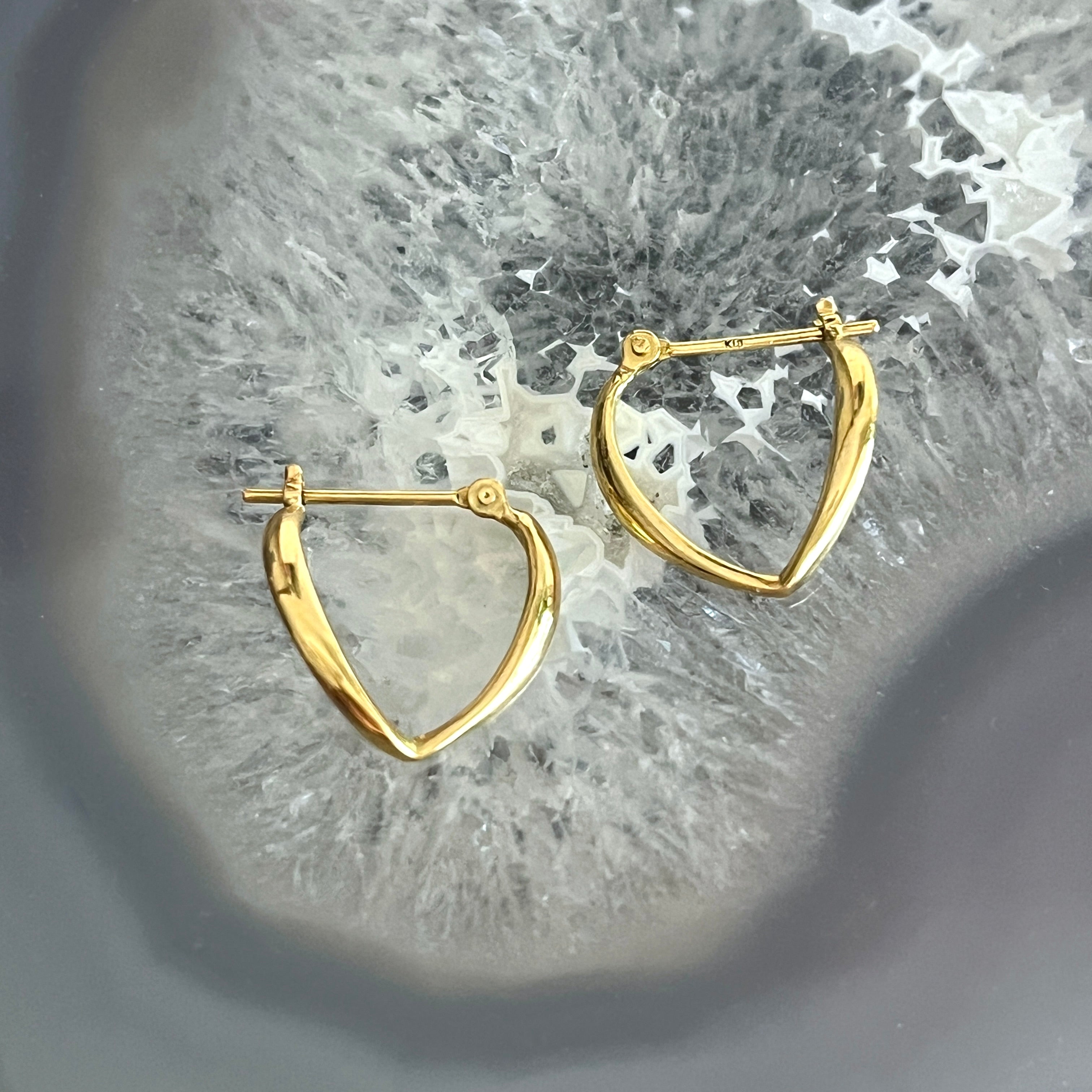 １８金製 V字クロッシングピアス