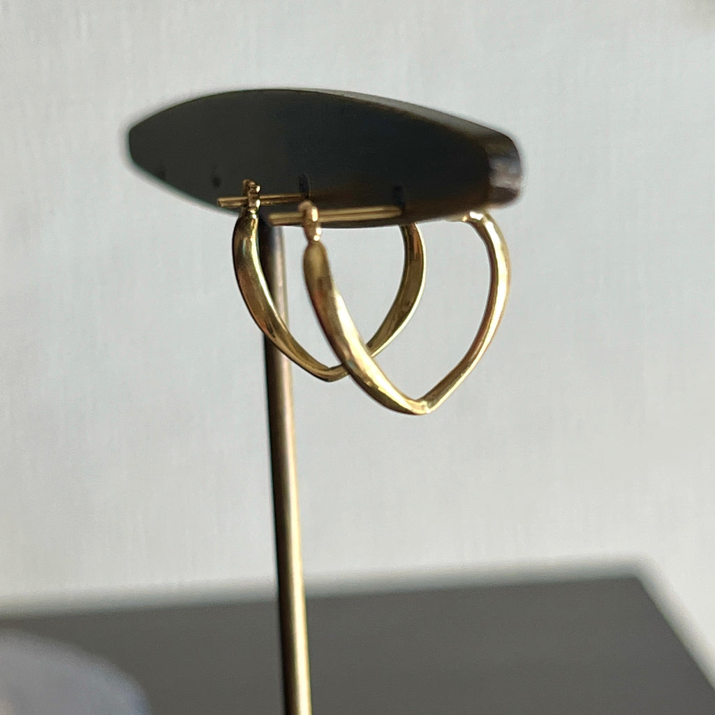 １８金製 V字クロッシングピアス
