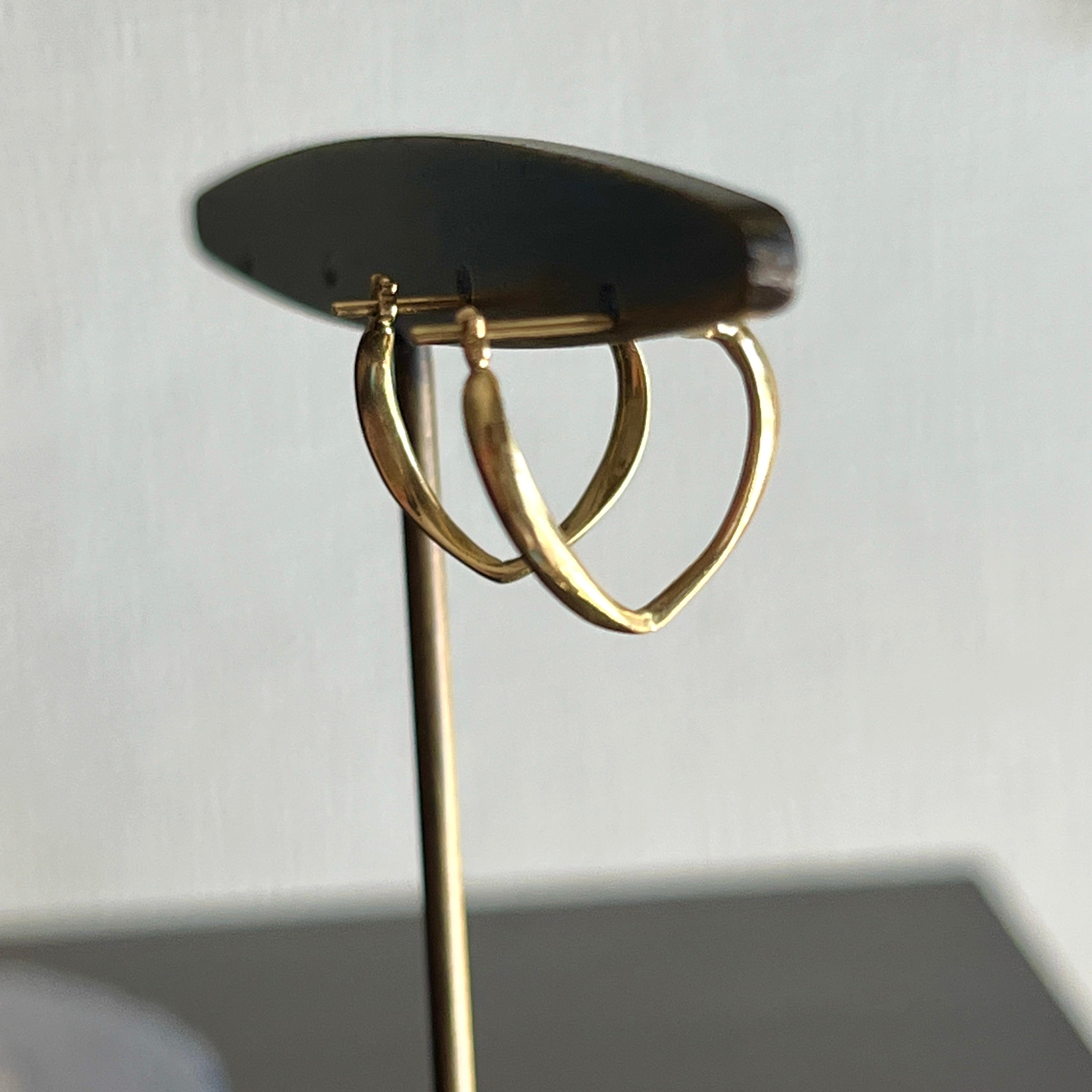 １８金製 V字クロッシングピアス