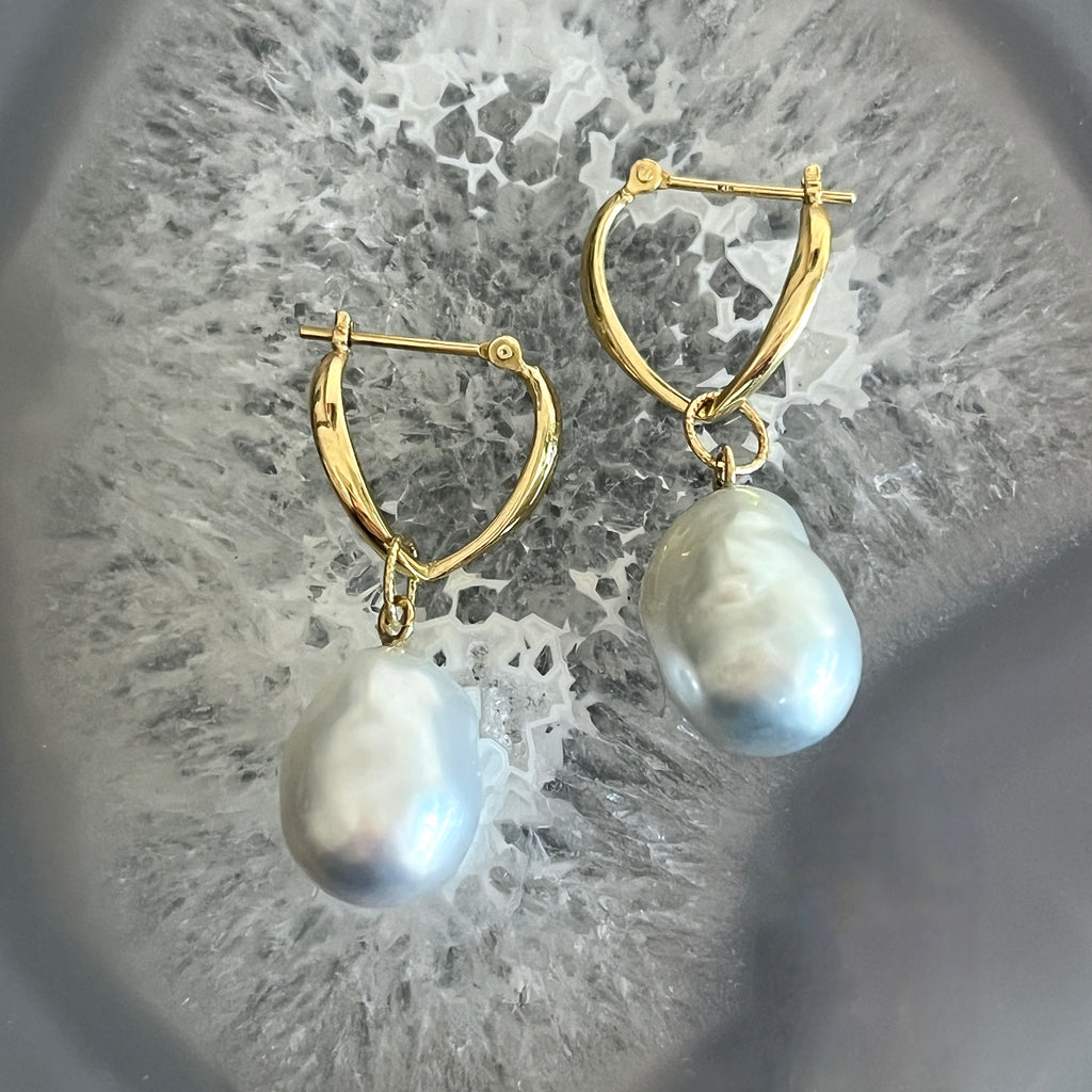 １８金製 V字クロッシングピアス
