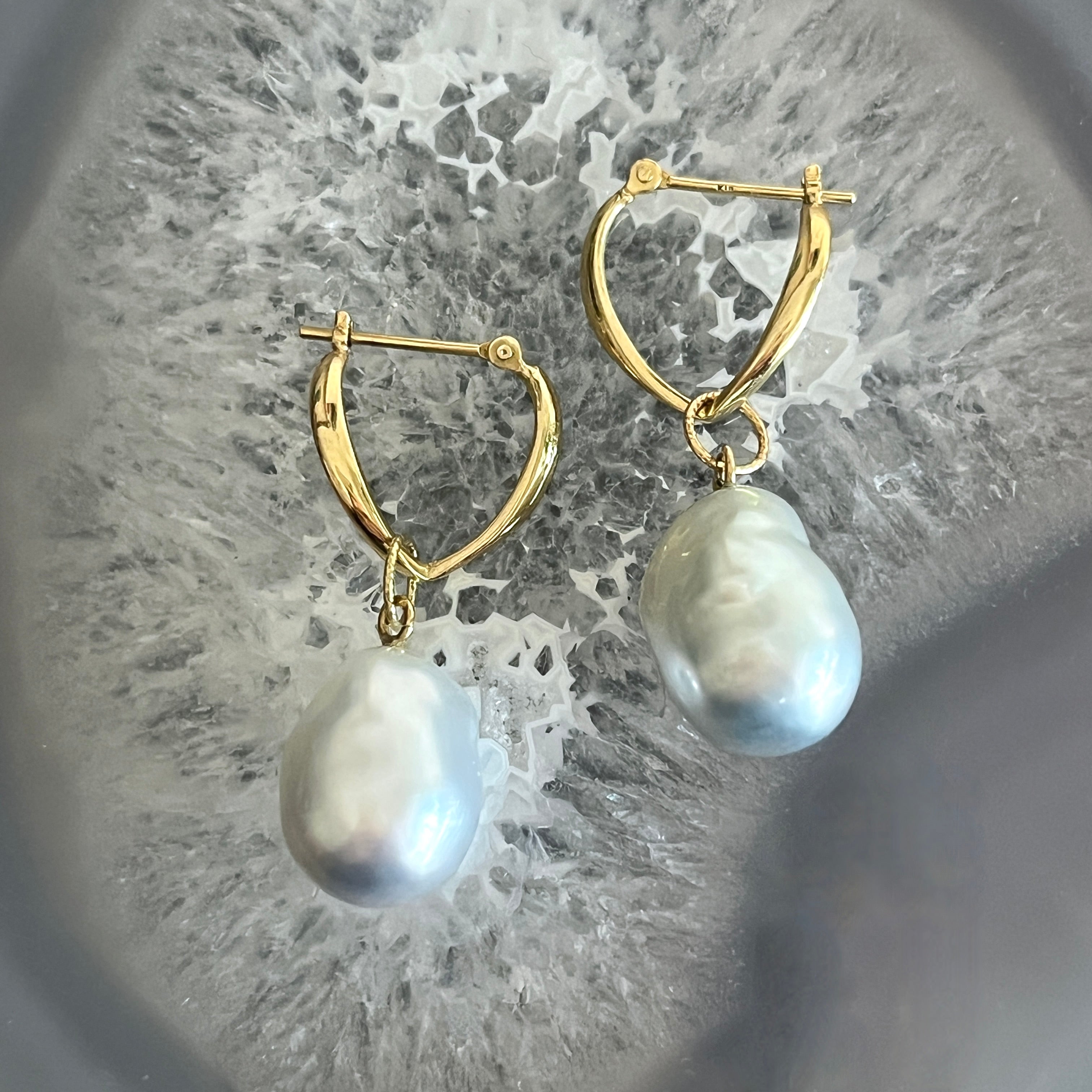 １８金製 V字クロッシングピアス