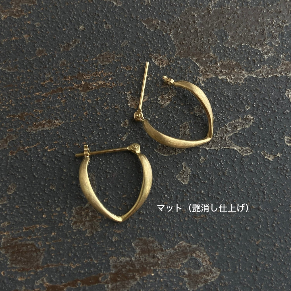 １８金製 V字クロッシングピアス