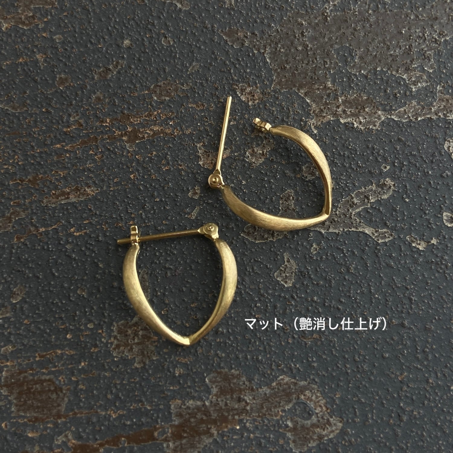 １８金製 V字クロッシングピアス
