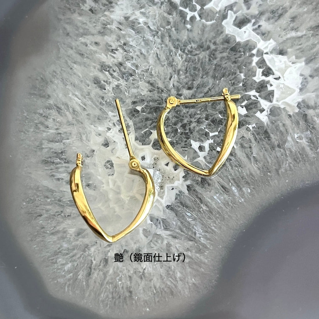 １８金製 V字クロッシングピアス