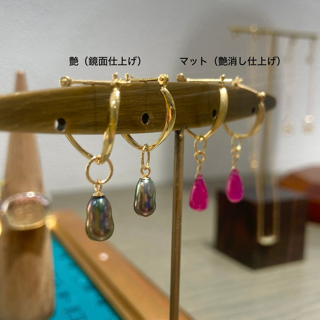 １８金製 V字クロッシングピアス
