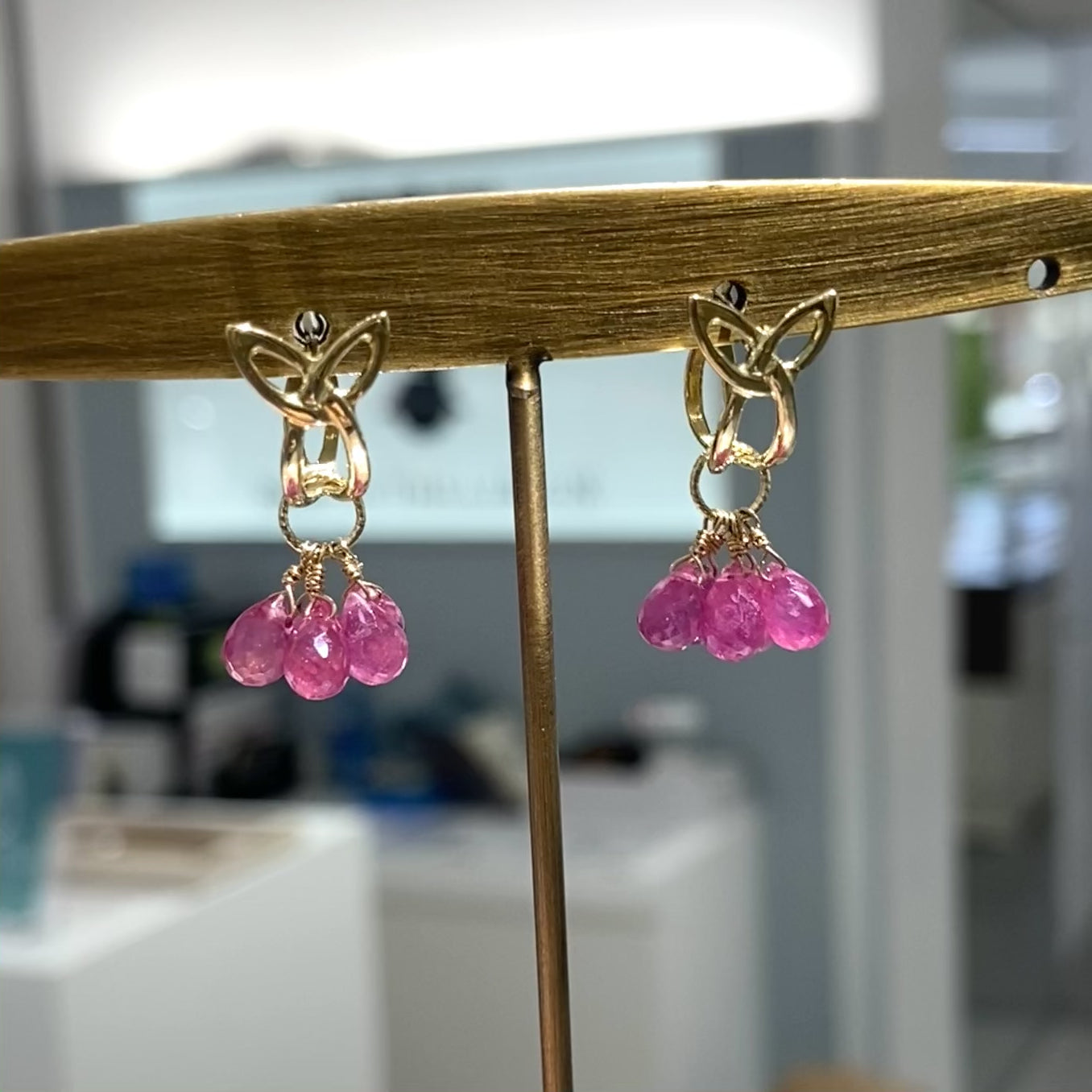 １８金製 ケルトモチーフ・クロッシングピアス